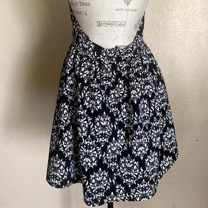 Large - Black and white "french ornate" patterned dress